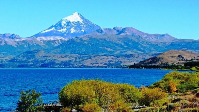 El precioso lago en un pueblo del sur de Argentina que tiene un volcán de fondo